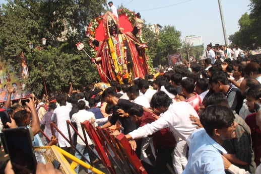 Jhansi News: जय मां जगदंबे, जय मां काली के जयकारे गूंजे, नम आंखों से दी विदाई