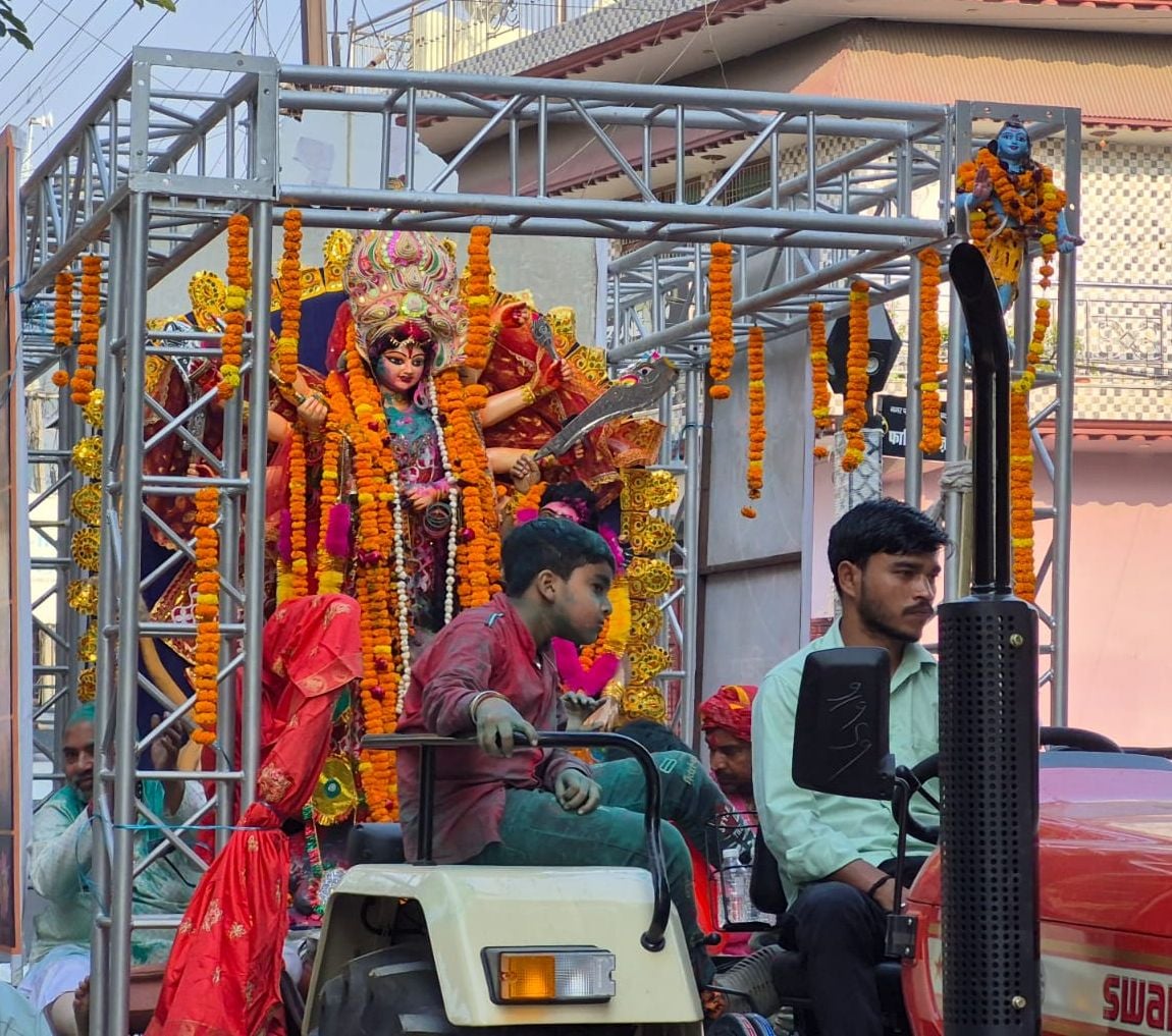 Budaun News: धूमधाम से निकाली मां दुर्गा की मूर्ति विसर्जन यात्रा