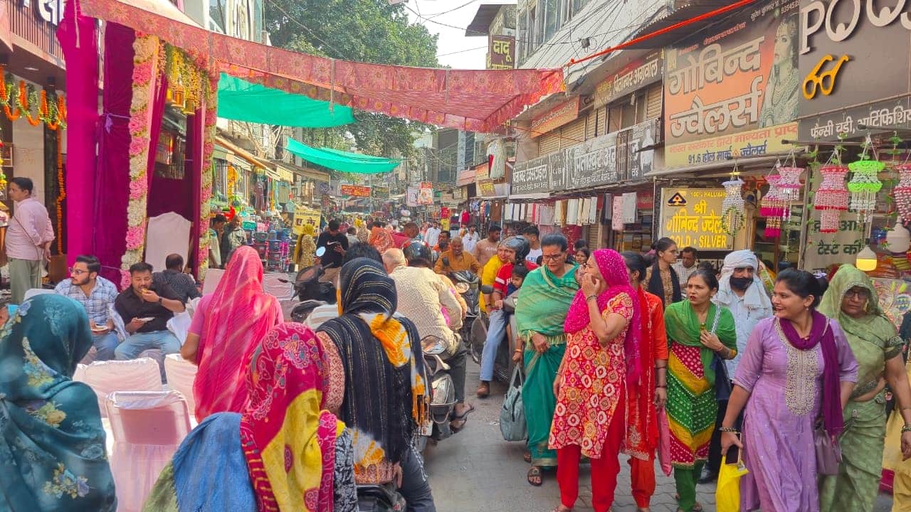 शहर का सराय चौपटा बाजार में लगी भीड़।