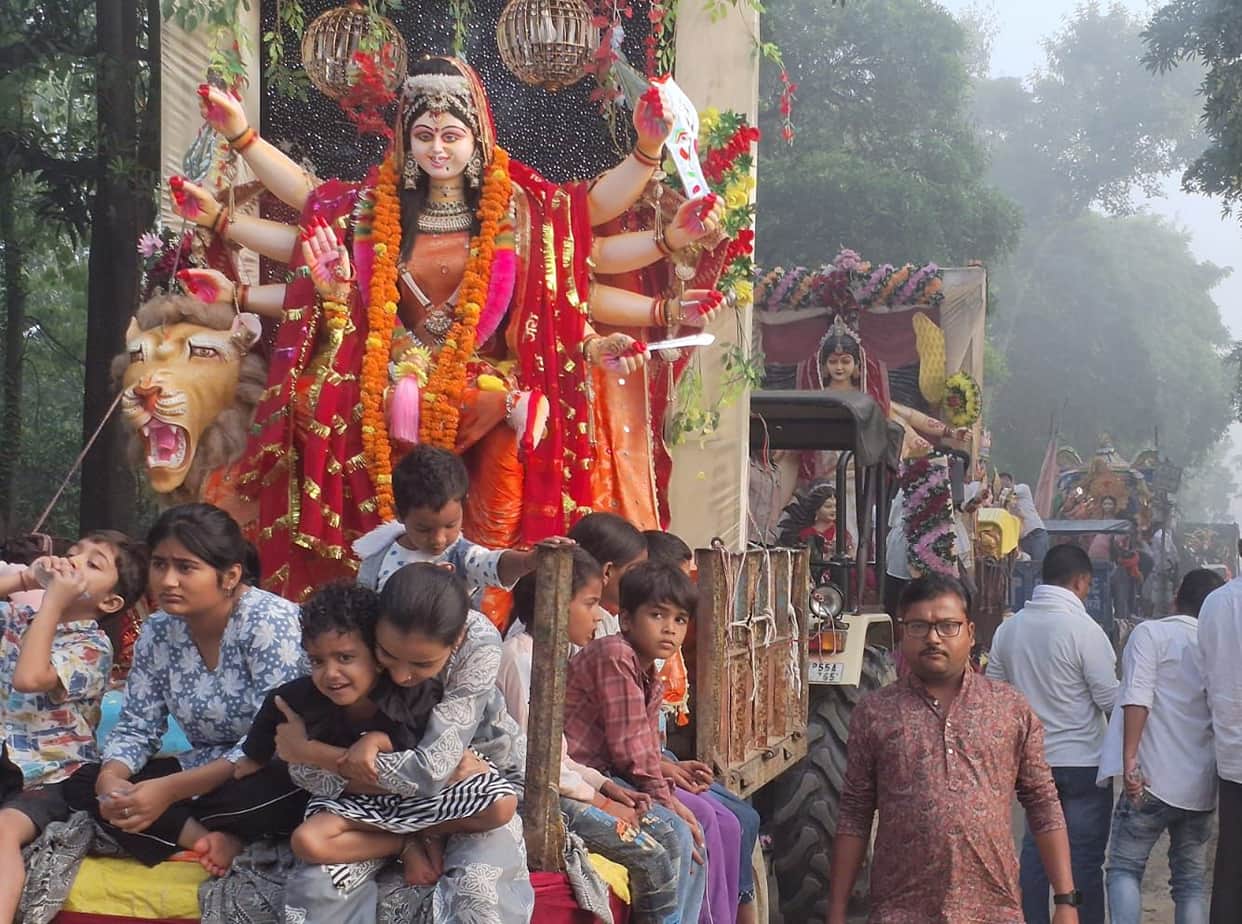 Siddharthnagar News: Idols of Goddess Durga immersed in the Doi River