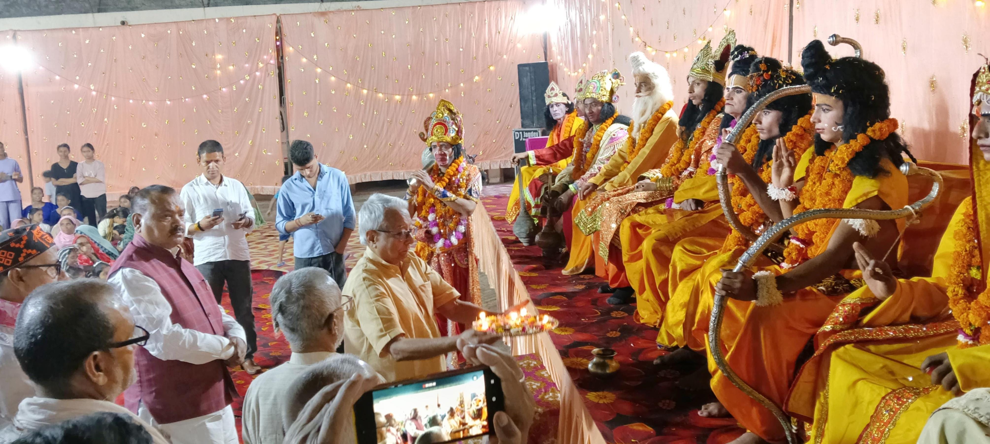 श्रीराम जी की आरती उतारते लोग