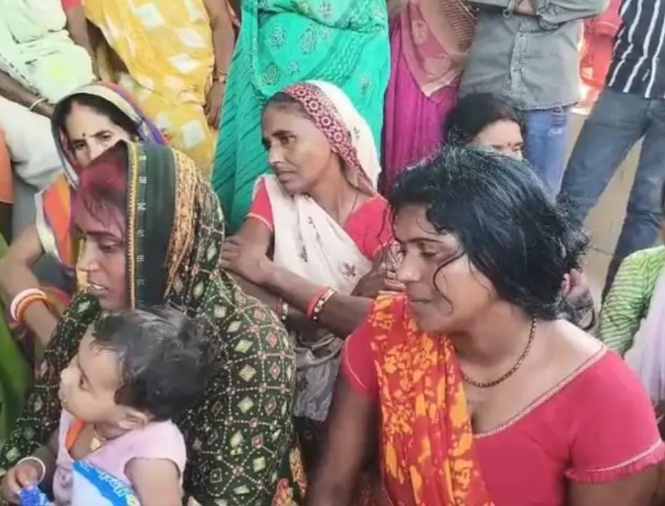 परिजन।
