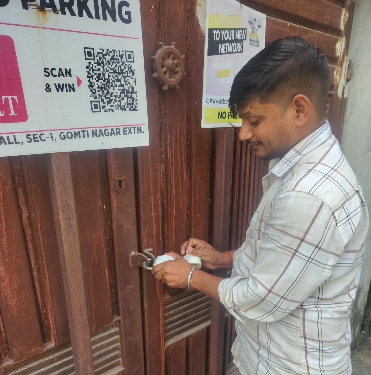 Lucknow News: गृहकर बकाया पर जमा न करने नगर निगम ने सील कीं आठ दुकानें