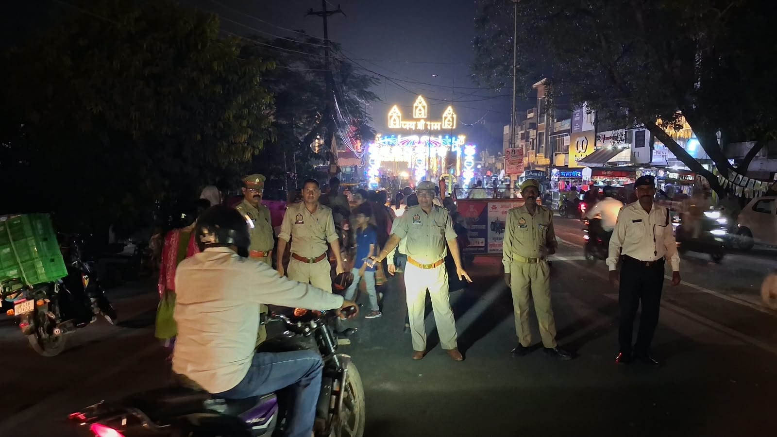 दुर्गा पूजा मेला में गांधीनगर क्षेत्र में भीड़ के चलते की गई बैरीकेडिंग व बाइक सवार को समझाती प