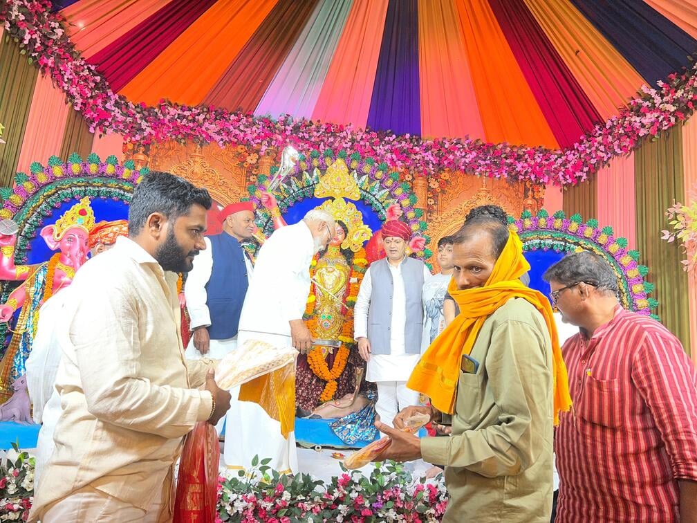 Sultanpur News: दुर्गा पंडाल में टेका माथा, दर्शन-पूजन कर मांगा आशीर्वाद
