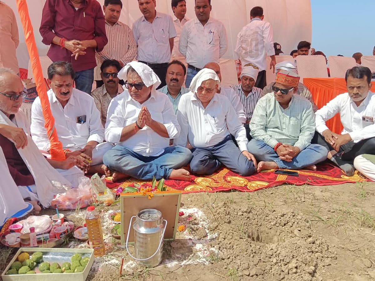 Ballia News: ध्वज पूजन के साथ ददरी मेले की औपचारिक शुरूआत