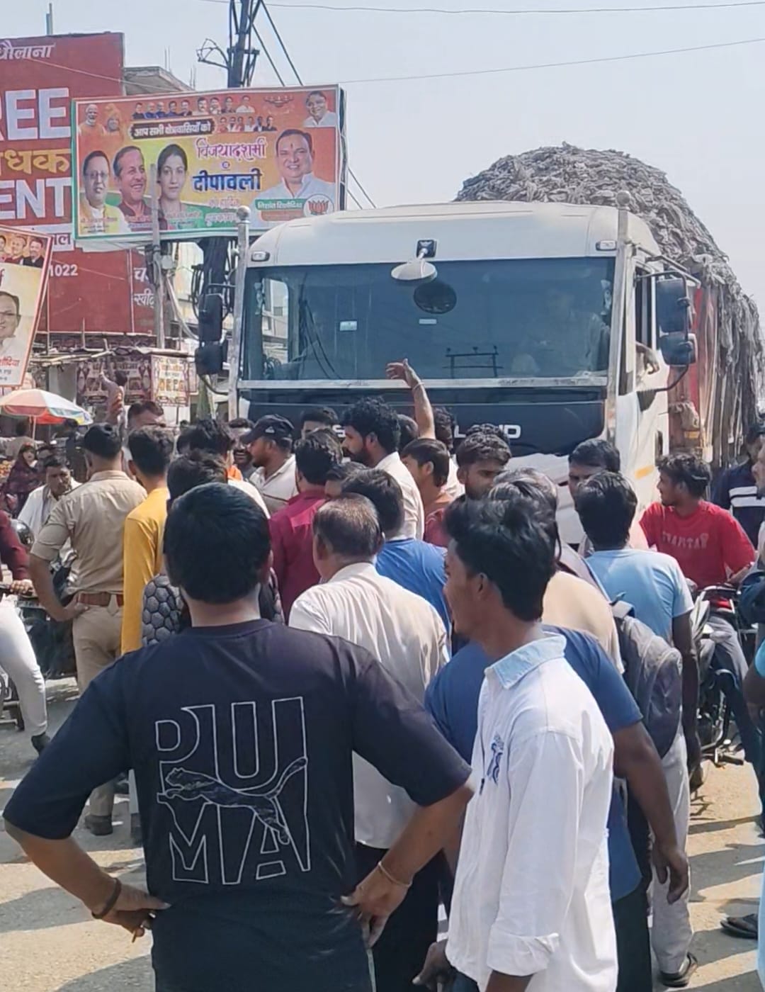 धौलाना में गंदगी से भरे ट्रक को रोक कर जाम लगाते लोग। संवाद