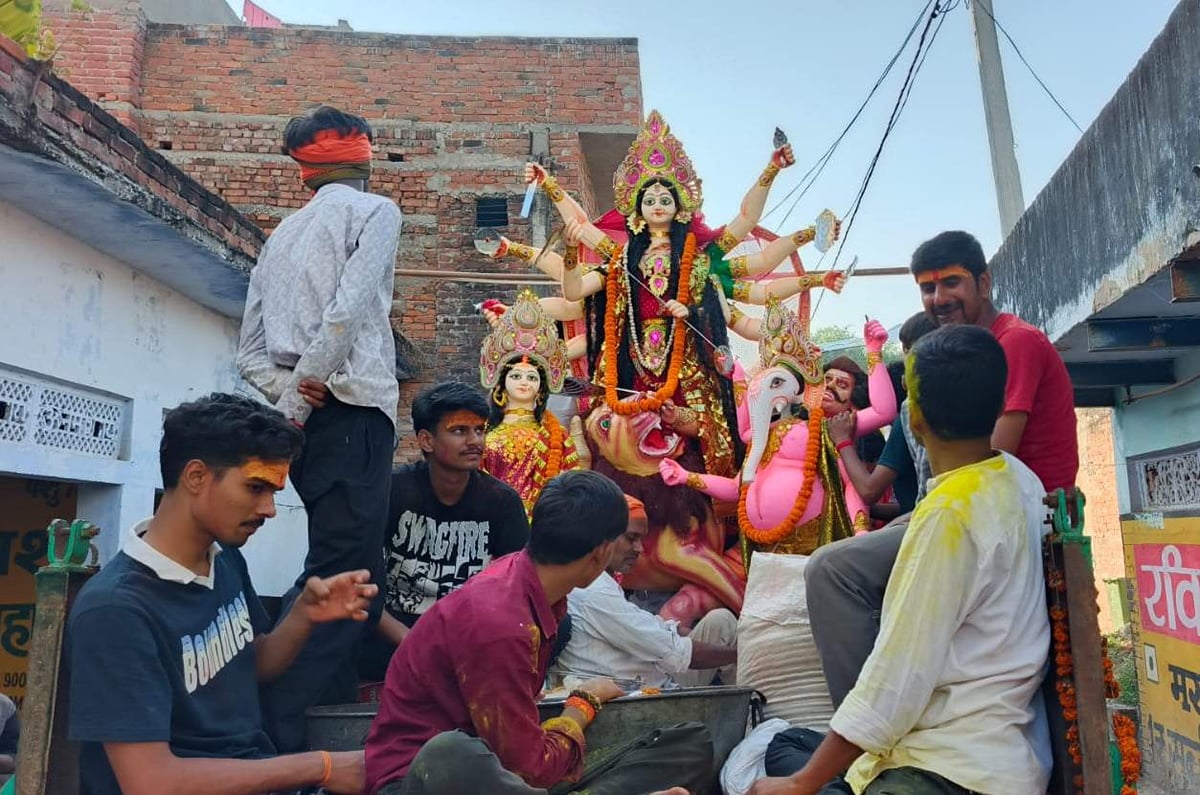 Chandauli News: नाचते-गाते भक्तों ने मां दुर्गा की प्रतिमाओं को दी विदाई