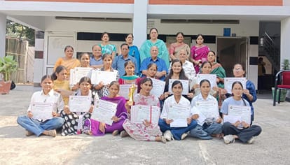 युवा जोनल महोत्सव की विजेता छात्राएं प्रबंधन समिति व स्टाफ के साथ। विज्ञप्ति