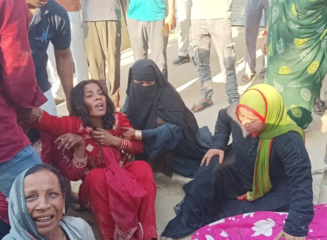 Azamgarh News: प्राथमिकी दर्ज कराने के लिए शव रखकर किया प्रदर्शन
