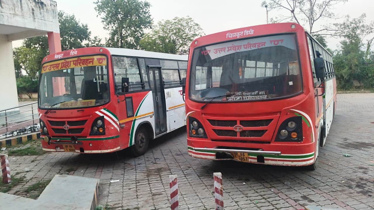 23 सीकेटीपी-17-रोडवेज बस स्टॉप में खड़ी बसें। संवाद