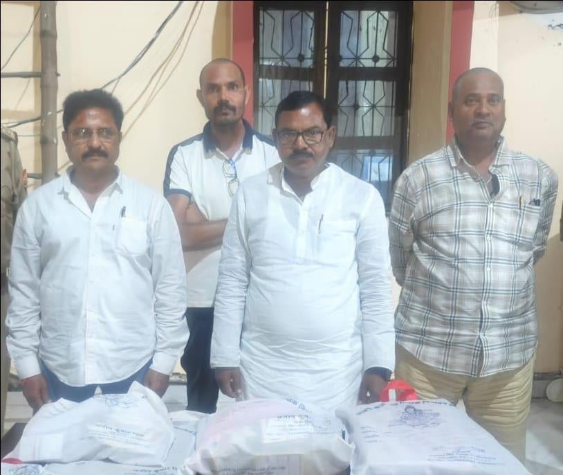 Azamgarh News: चुनाव प्रचार सामग्री और 2.41 लाख रुपये के साथ चार गिरफ्तार