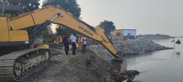 Kushinagar News: 30 हजार क्यूसेक से नीचे आया डिस्चार्ज, फिर भी एपी बांध पर कटान जारी