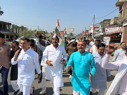 अकबरपुर के बरियावन में शुक्रवार को मतदाता सूची के विशेष गहन पुनरीक्षण (एसआईआर) के विरोध में कां