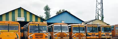 अकबरपुर रोडवेज परिसर में खड़ी बसें।संवाद