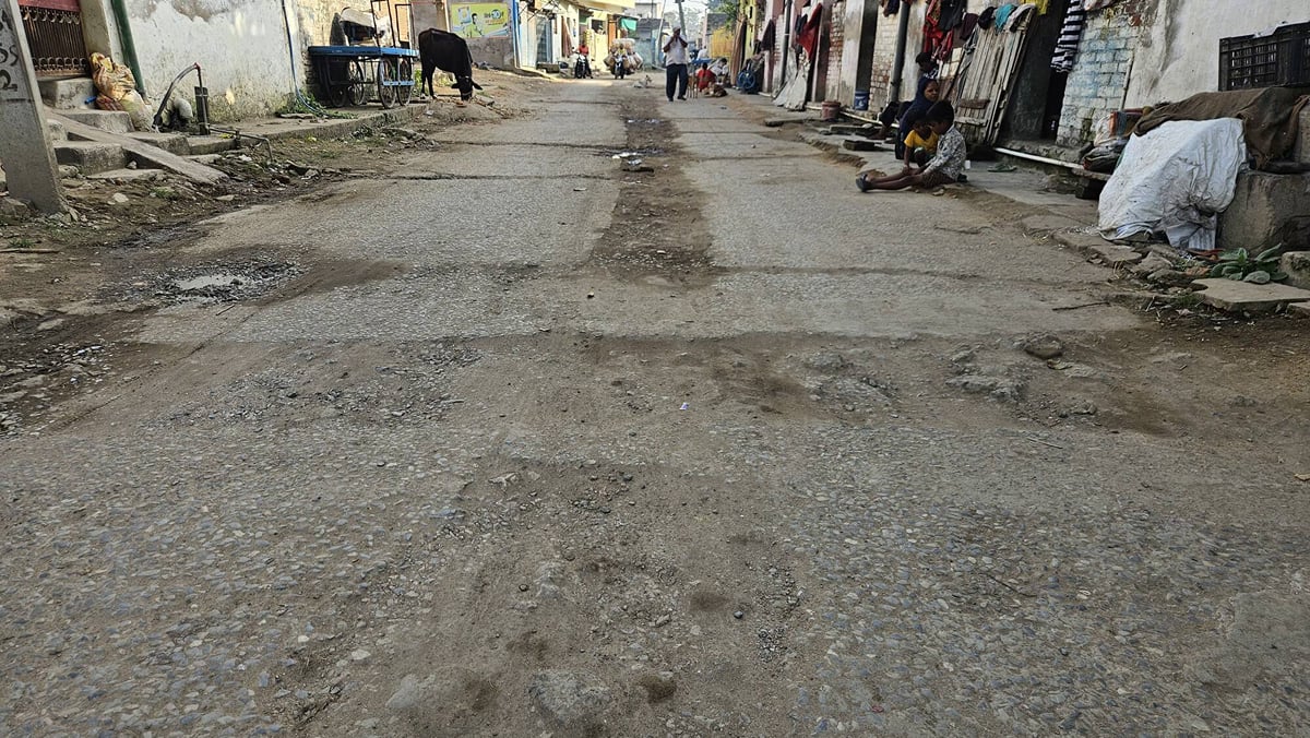 Sonebhadra News: पाइपलाइन के लिए खोदी सड़कें तीन साल से बदहाल, गड्ढों में गिर रहे लोग