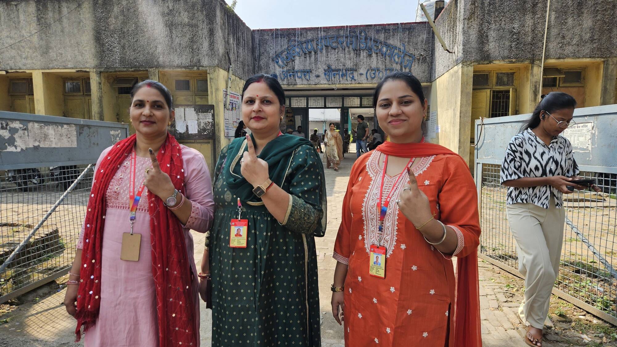 अनपरा तापीय परियोजना के आवासीय परिसर स्थित मतदान केन्द्र पर वोट देने के बाद निकलती महिलाएं। सं
