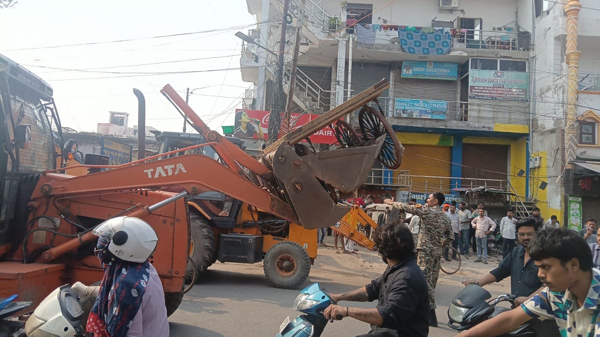 Agra News: भगवान टॉकीज पर हटाए अतिक्रमण, चालान पर हंगामा
