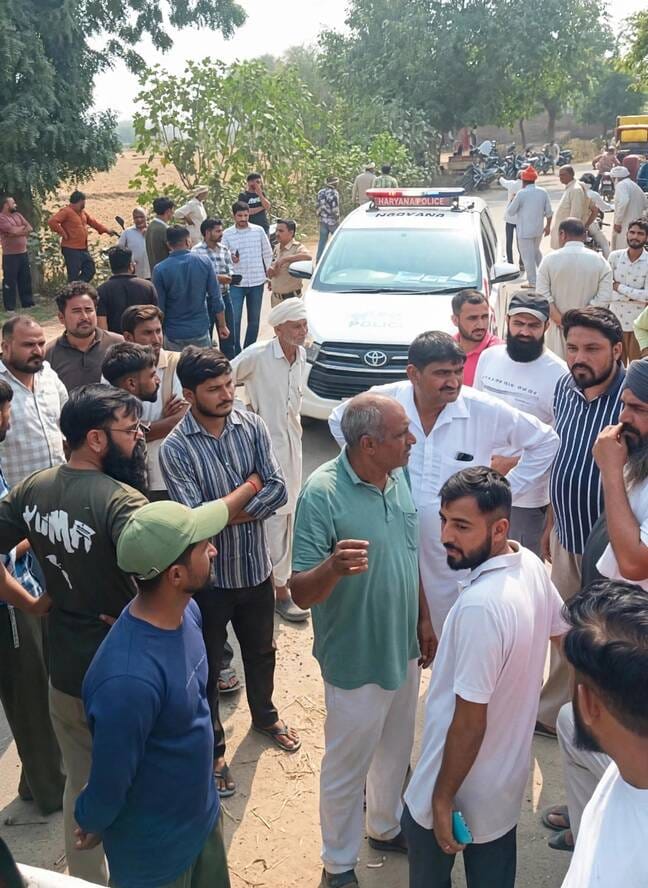 भूना।बुवान में ग्रामीणों ने भूना-टोहाना रोड पर जाम लगा कर विरोध प्रदर्शन करते हुए