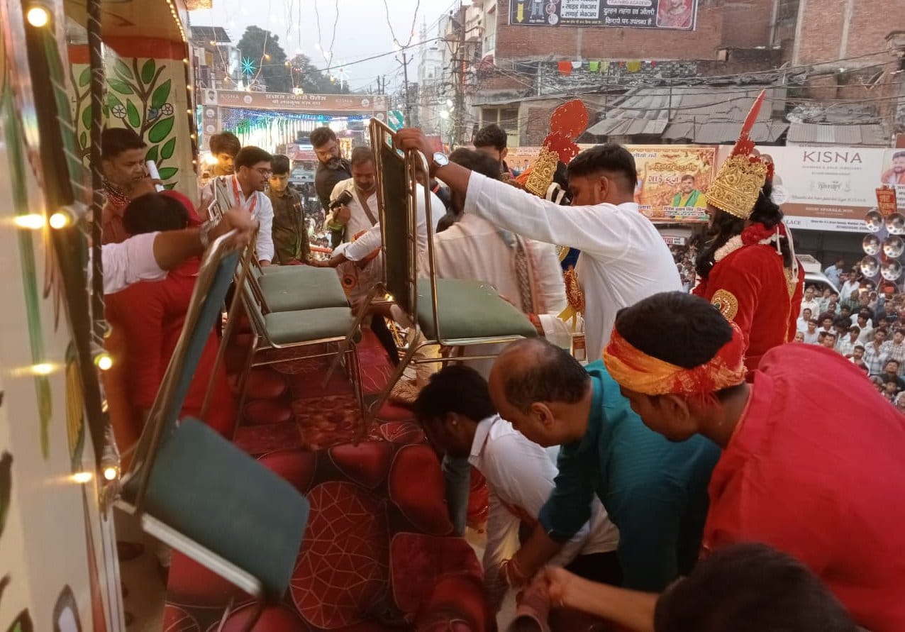 भरत मिलाप मेले में भरत चौक पर बनाया गया मंच टूटने के बाद संभालते कमेटी के लोग। संवाद