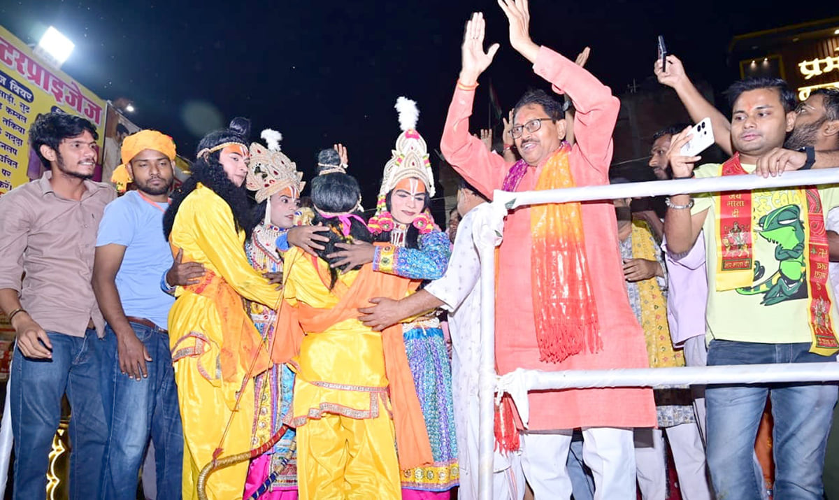 Bhadohi News: 14 साल बाद मिले चारों भाई, अपलक निहारते रहे श्रद्धालु