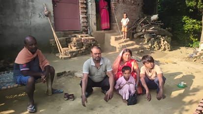 बनकटा क्षेत्र के मुसहर टोली में बेटी की मौत के बाद दरवाजे पर बच्चों के साथ बैठे परिजन। 