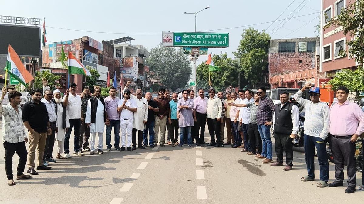 Agra News: काले कपड़े और तिरंगा लेकर खेरिया मोड़ से निकाली रैली