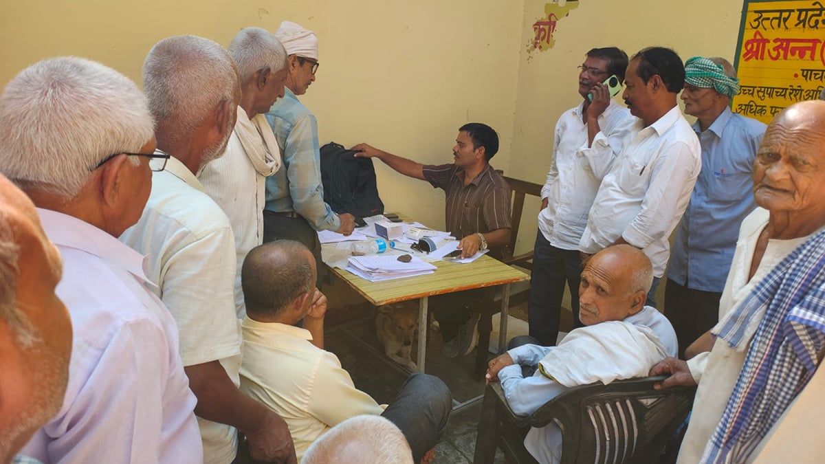 Ballia News: निशुल्क बीज मिनी किट के लिए कृषि बीज भंडार पर उमड़े किसान, मायूस लौटे