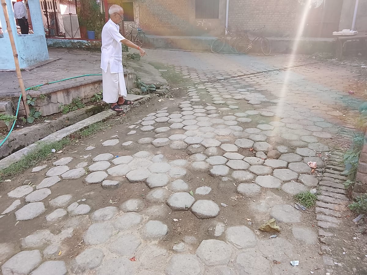 Kaushambi News: डेढ़ दशक पहले बिछी इंटरलॉकिंग उखड़ी