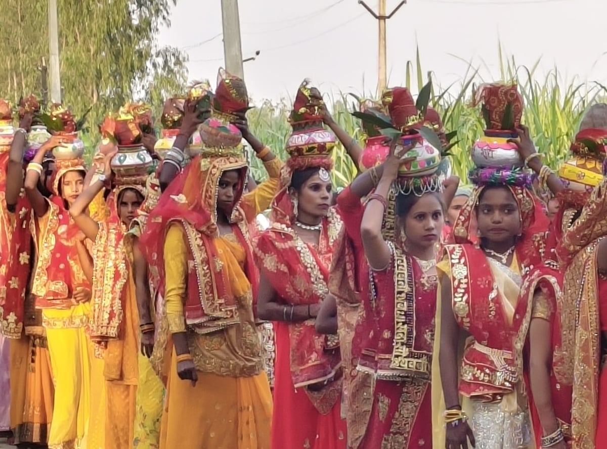 Pilibhit News: बिथरा में श्रीमद्भागवत कथा शुरू, कलश यात्रा में उमड़ीं महिलाएं