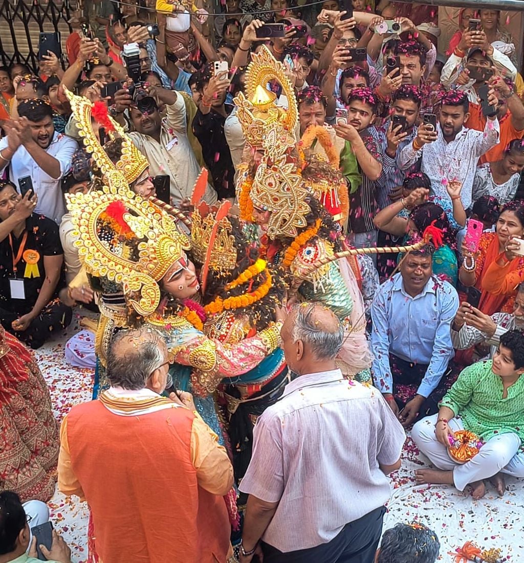 Shahjahanpur News: राम-भरत मिलाप के साक्षी बने हजारों श्रद्धालु, जयकारों से गूंज उठा नगर