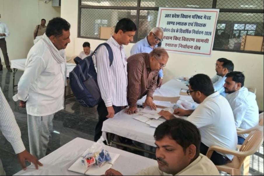 चुनाव के लिए कलक्ट्रेट से पोलिंग पार्टियों को रवाना करते अधिकारी। संवाद