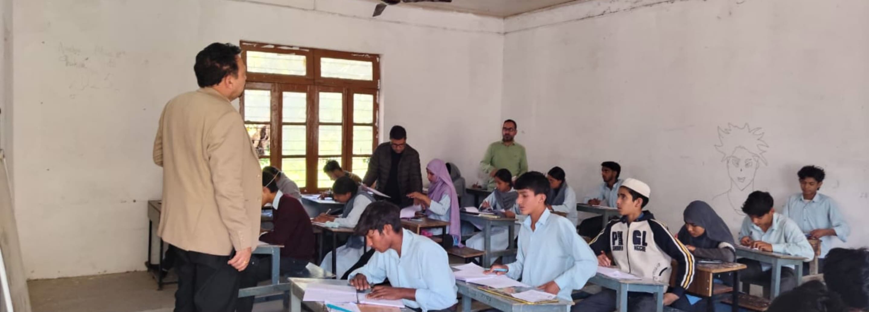  डोडा में परीक्षा केंद्र का निरीक्षण करते सीईओ। 