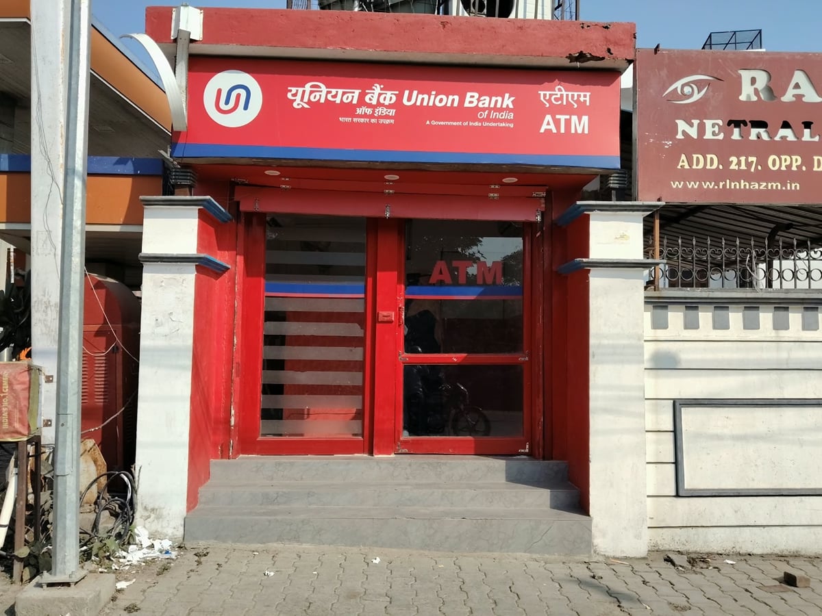 Azamgarh News: बिना सुरक्षा के एटीएम, गार्ड का पता नहीं