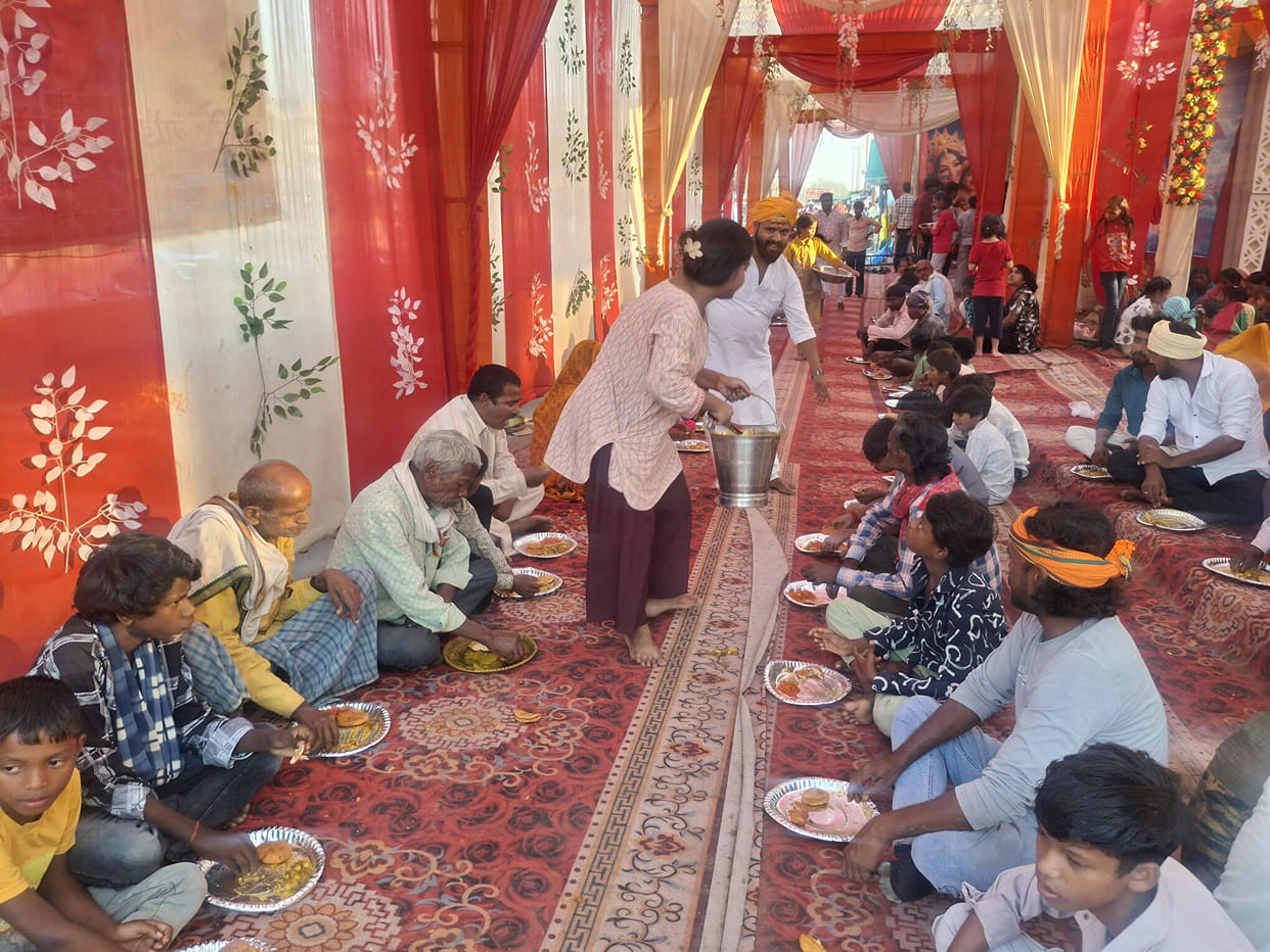 A community feast (bhandara) was organized following the idol immersion; devotees partook of the prasad.