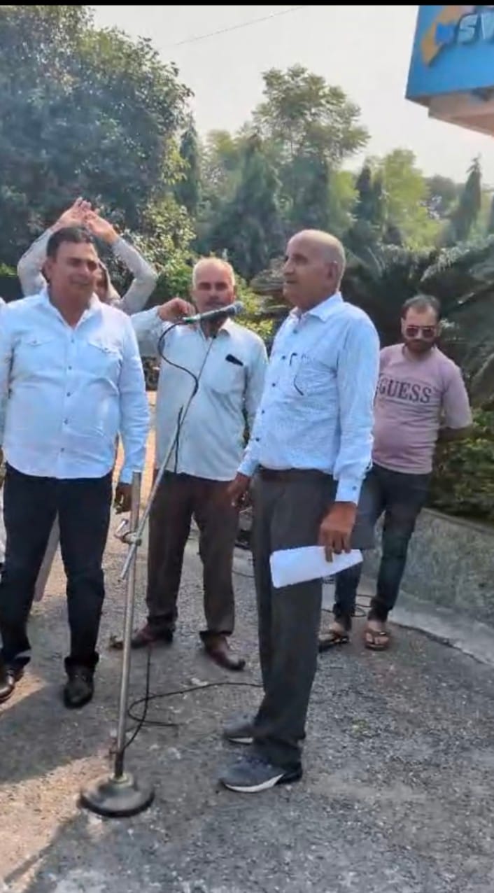 एचएसवीपी कार्यालय पर प्रदर्शनकारियों को संबोधित करते बलजीत सिंह। स्रोत : स्वयं