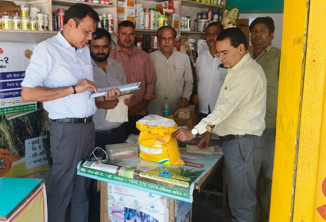 Bulandshahar News: दुकानों का निरीक्षण कर खाद के 10 नमूने लिए, चार दुकानदारों को नोटिस