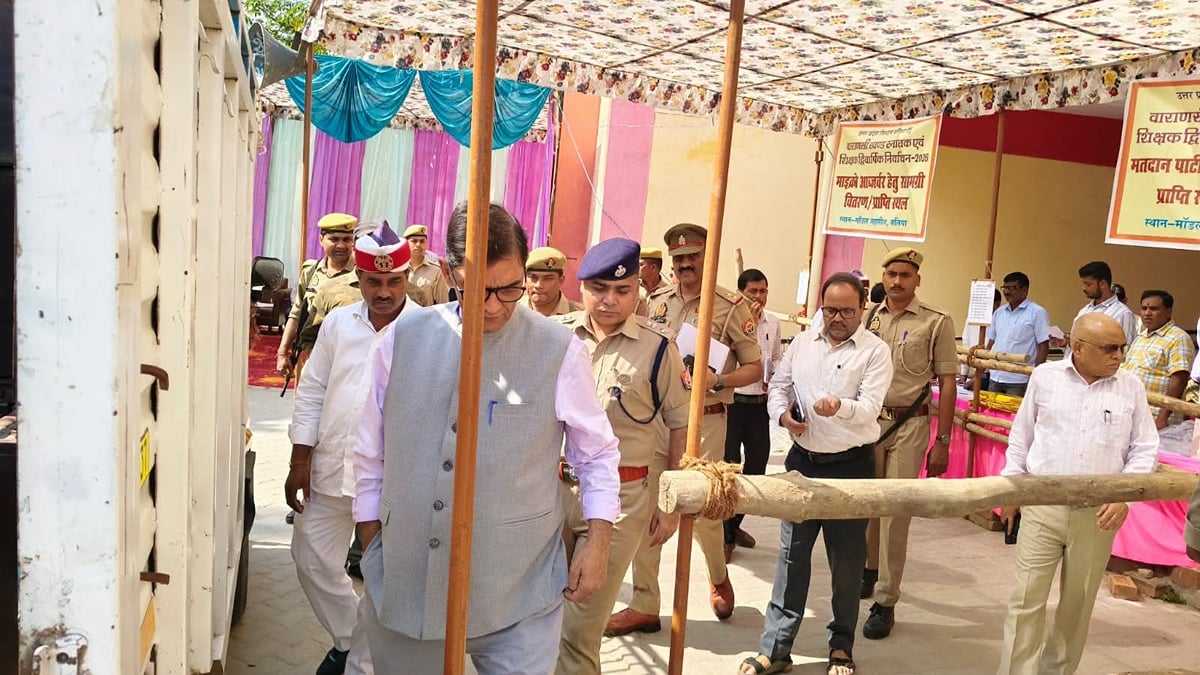 Ballia News: बूथों पर मतदान कर्मियों ने मोर्चा संभाला 20 सेक्टर और नौ जोनल मजिस्ट्रेट तैनात