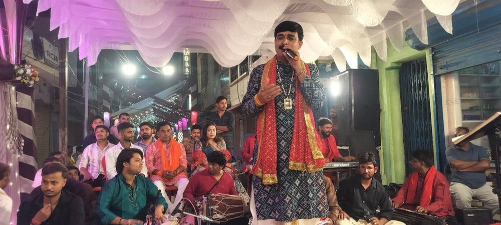 Azamgarh News: माता रानी के भजनों पर देर रात तक झूमे श्रद्धालु