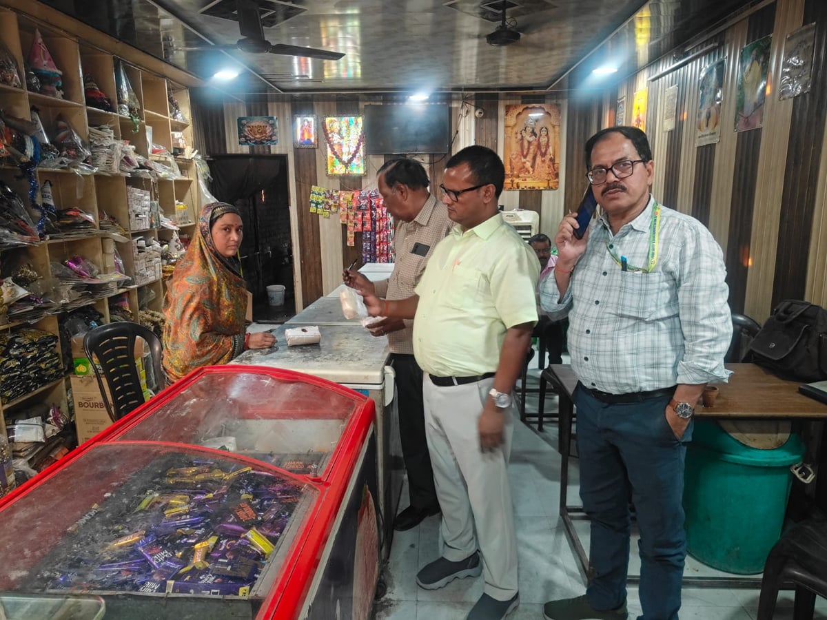 Jalaun News: दूध बर्फी, समोसा और मिल्क केक के नमूने लिए