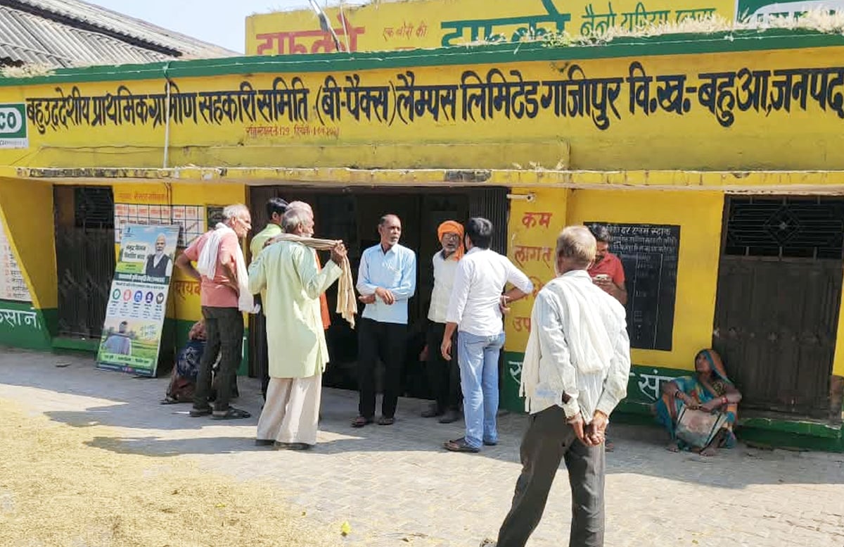 Fatehpur News: सचिवों के धरने से खाद बिक्री ठप, किसान परेशान