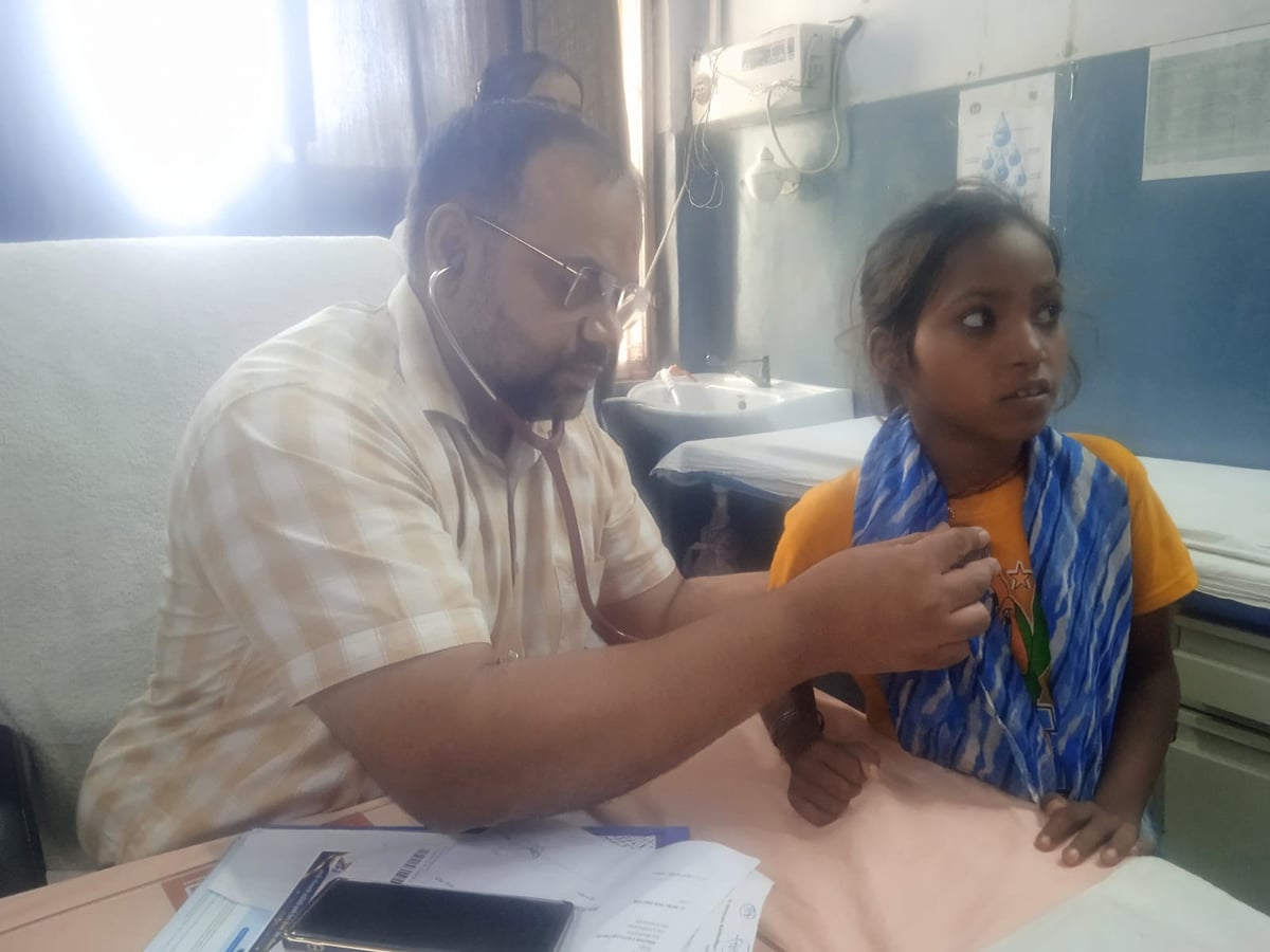 Etawah News: बदलते मौसम में बुखार, खांसी व जुकाम की चपेट में आ रहे बच्चे