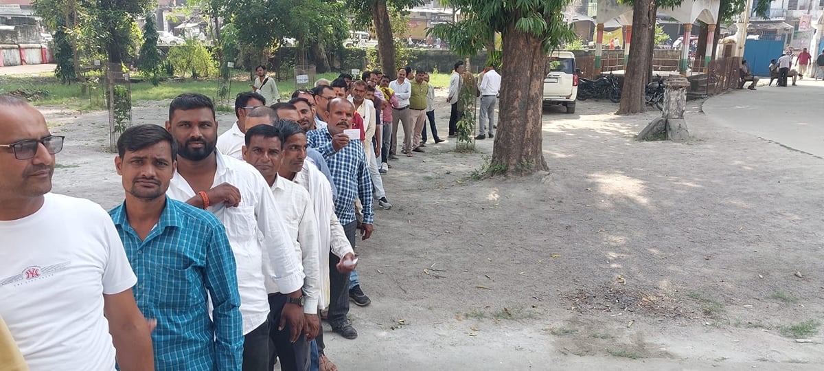 Banda News: सुस्त शुरुआत के बाद 43.07 फीसदी मतदान