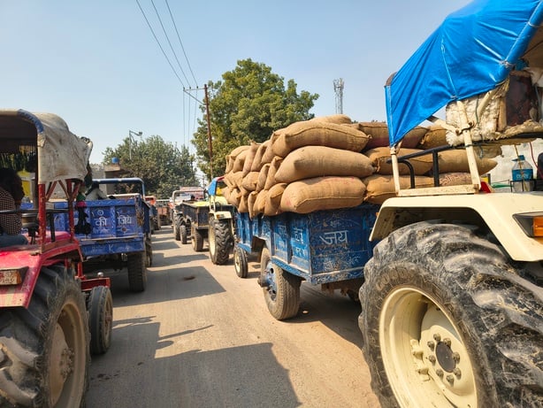 Etawah News: दोपहर में धान लदे वाहनों के जमावड़े से लगा जाम