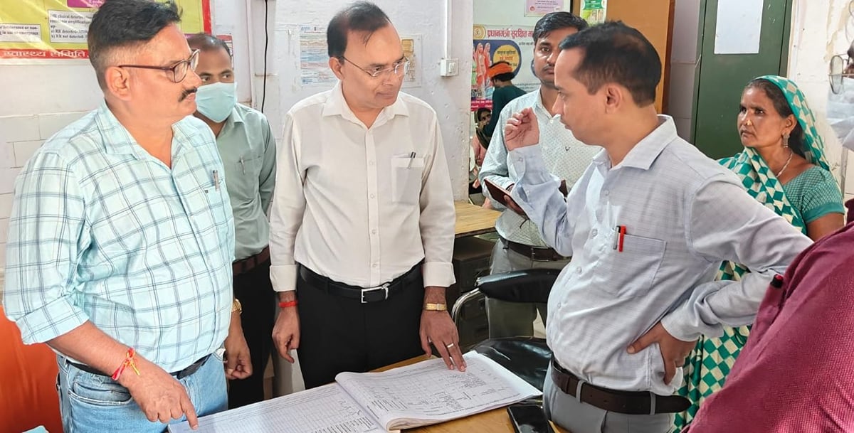 Balrampur News: निरीक्षण में अनुपस्थित मिले 11 कर्मियों का रोका वेतन