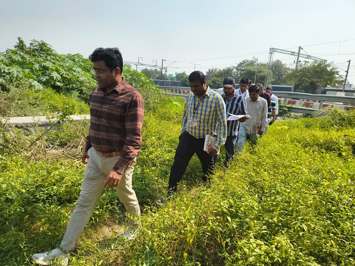 Etawah News: आवासीय भवनों के सामने जल्द बनाएं सड़क, सात दिन में हटाएं कबाड़