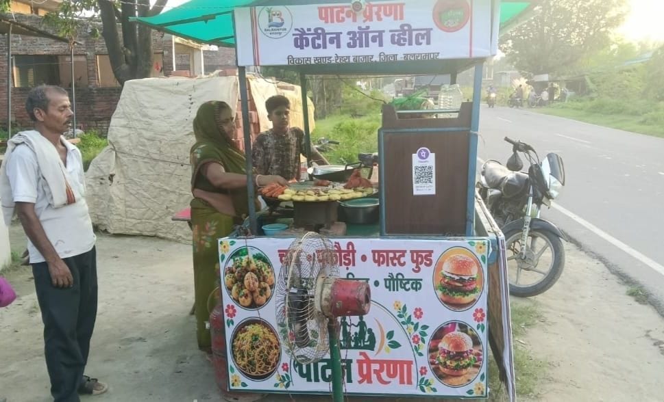 फोटो-2-बलरामपुर के रेहरा बाजार में कैंटीन का संचालन करती महिला ।-संवाद