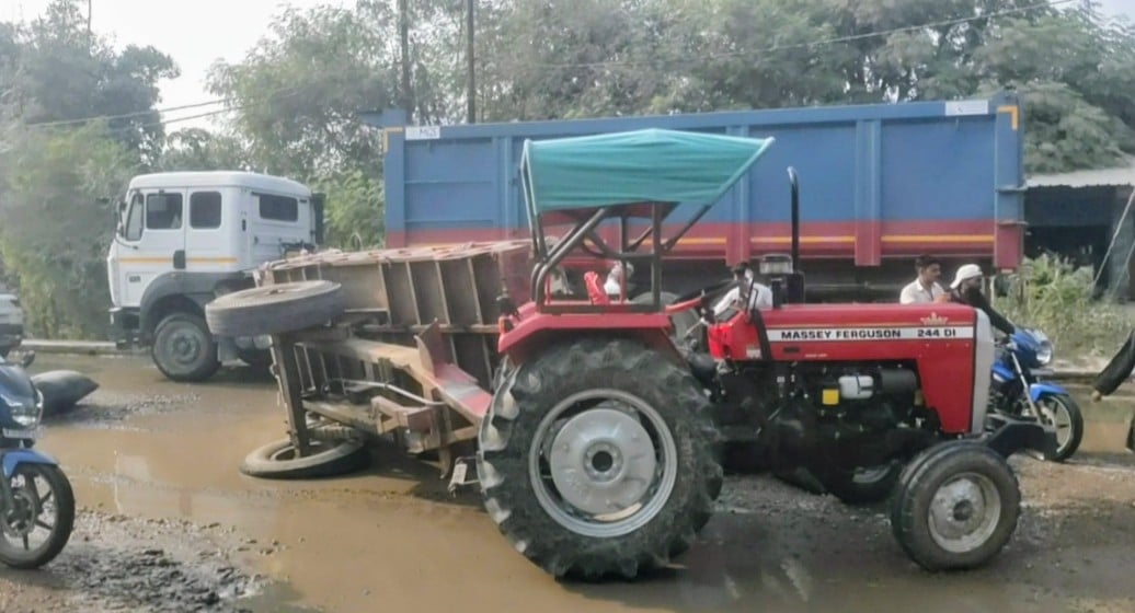 Banda News: गड्ढों में फंस भूसे से लदी ट्रैक्टर-ट्रॉली पलटी