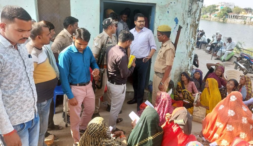 Mahoba News: खाद के लिए उमड़ी भीड़, आधे किसान निराश लौटे