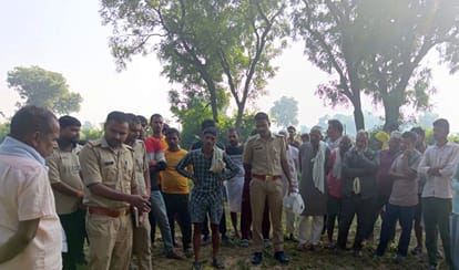 फोटो- 22- घटनास्थल पर जांच करते पुलिस कर्मी व मौके पर जुटी भीड़।संवाद